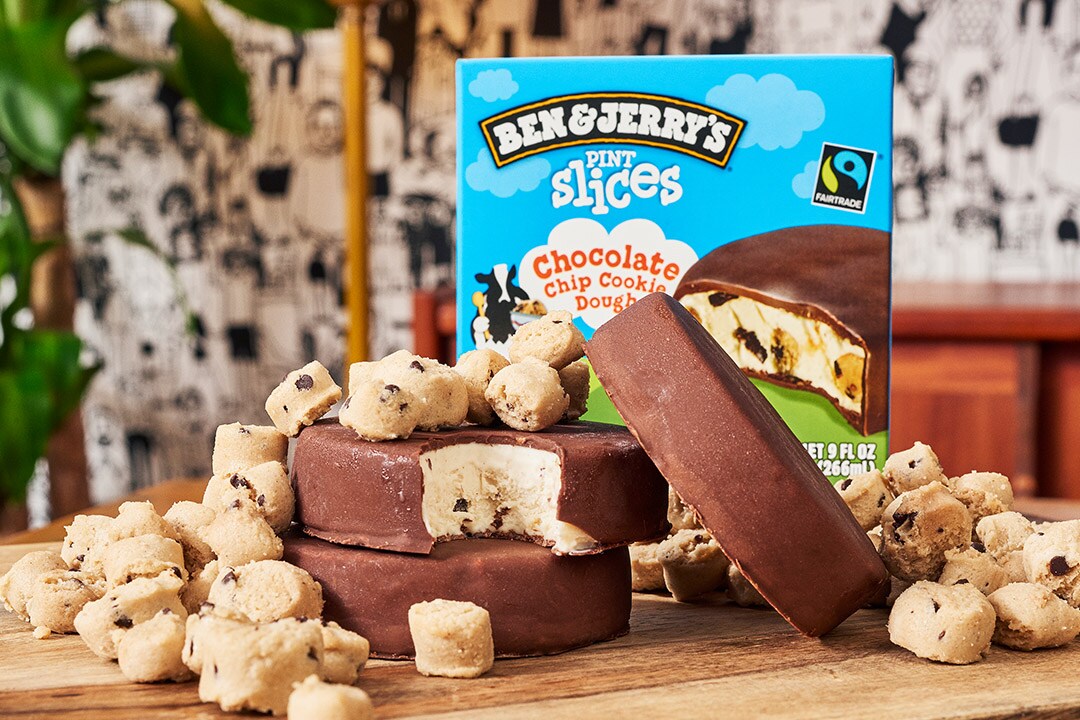 Stůl plný zmrzlin Pint Slices spolu s kousky těsta na cookies