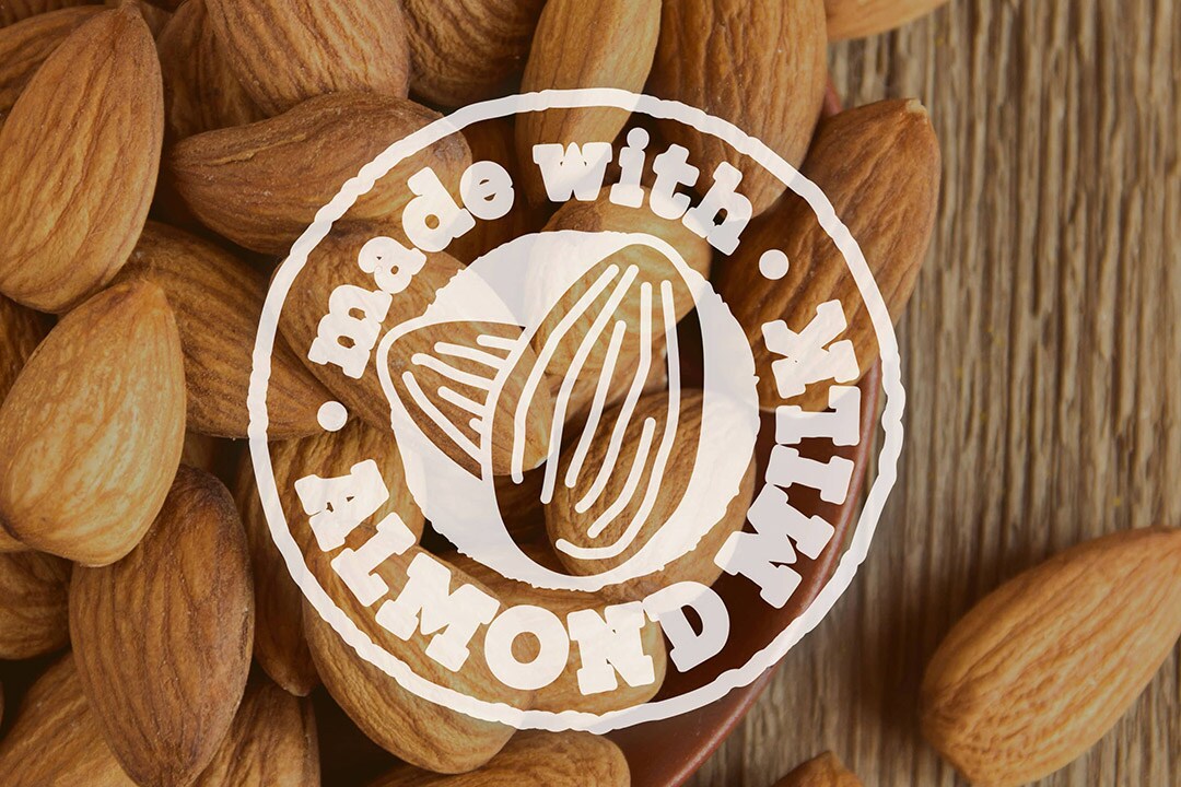 Mandle na stole s logem „made with ALMOND MILK“