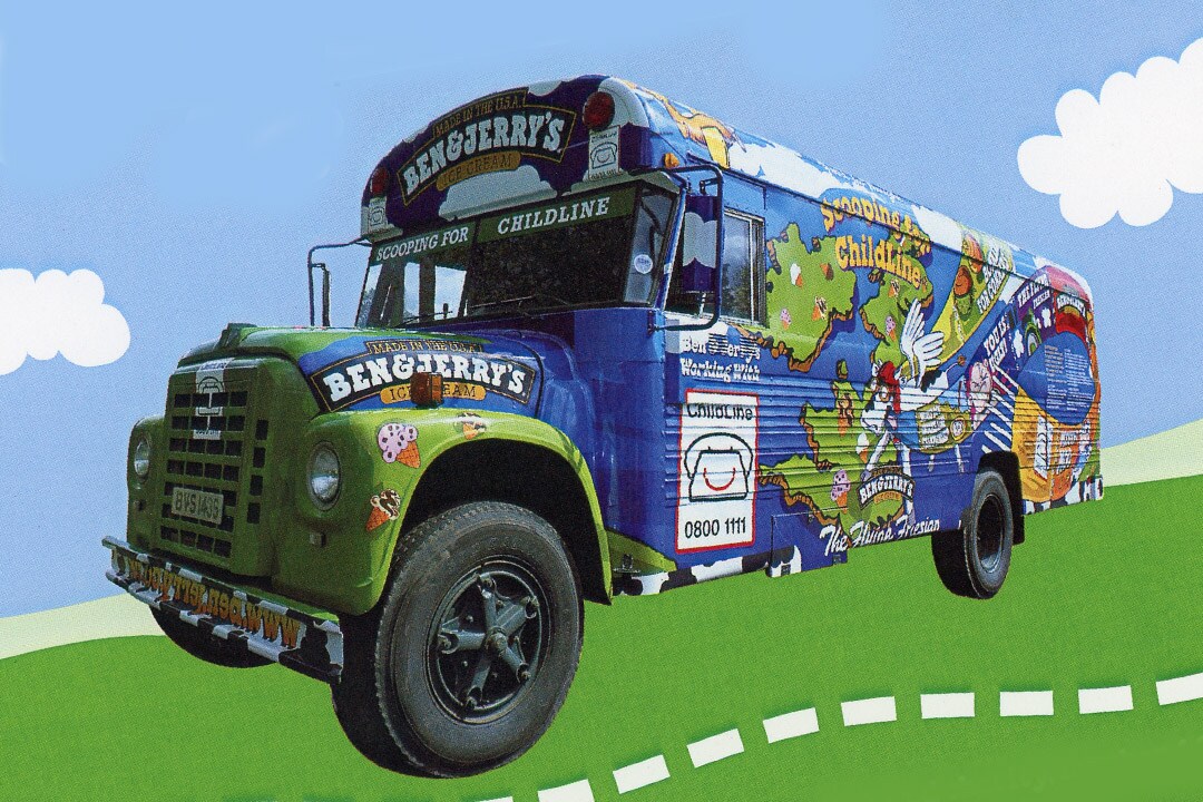 Nepřeslechnutelný reklamní retrobus Flying Friesian