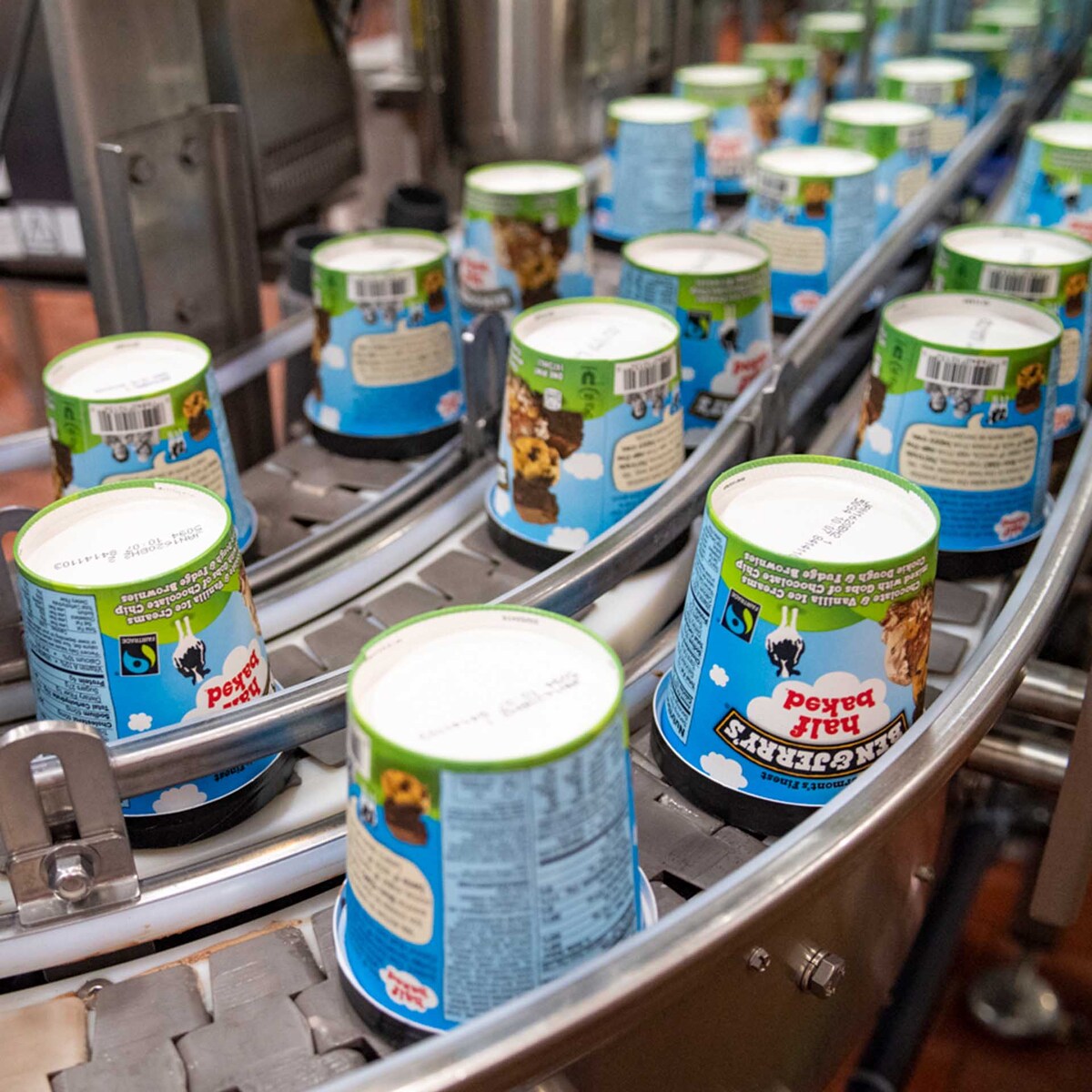 Půllitrové kelímky se zmrzlinou Ben & Jerry's na výrobní lince
