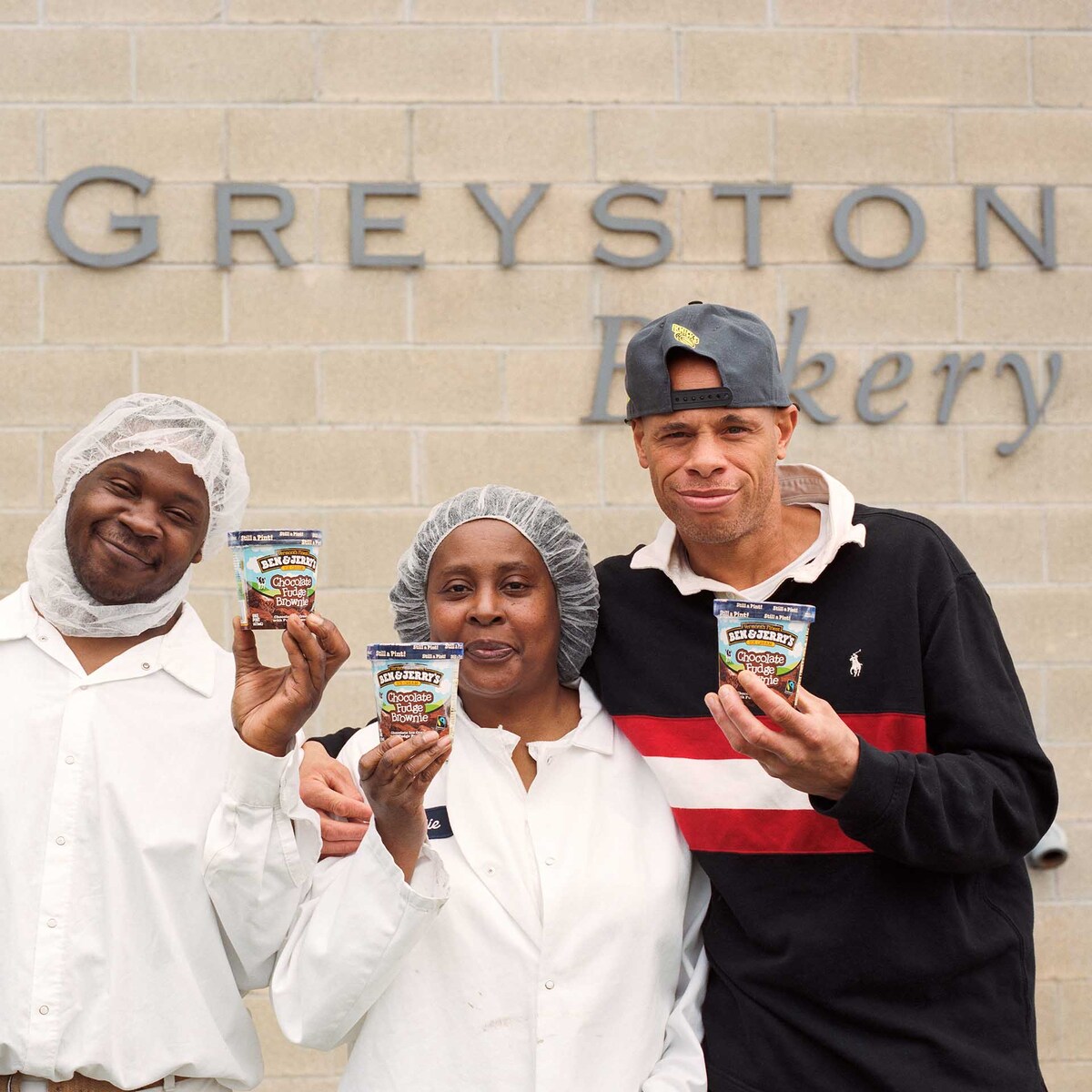 Zaměstnanci Greyston Bakery s kelímkem zmrzliny Ben & Jerry's v ruce